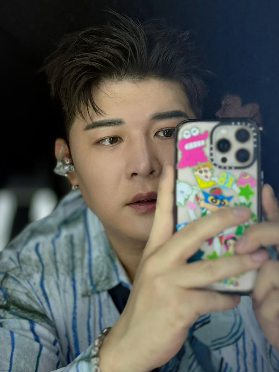 mindysc4wiql's tweet photo. Capturing selfies at the 200th Super Show in Jakarta. https://t.co/Dv9guVEpgn