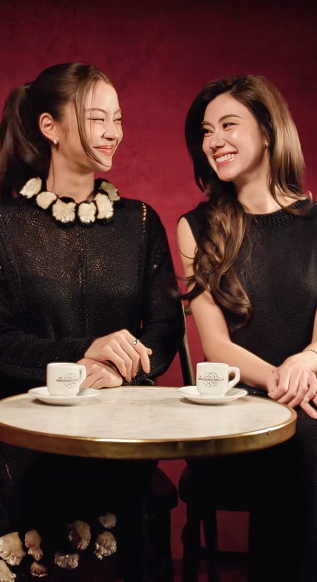umbraverse_'s tweet photo. Elas rendendo química no vídeo da Chanel 🫠
#LenaMiu #ลีน่าหมิว 

https://t.co/sl5ibK3Vyg https://t.co/1DxahKybsH