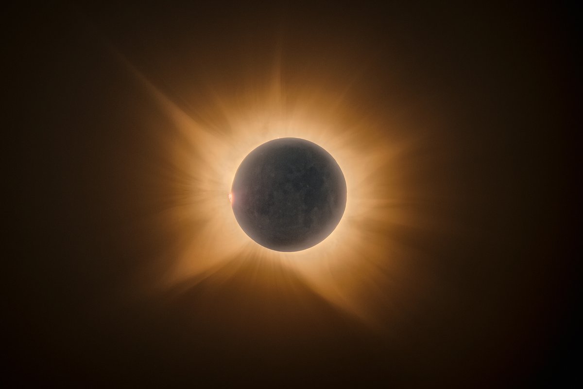 Javi_Rosano's tweet photo. ¿Quieres saber el equipo que utilicé para fotografiar el eclipse solar?
¿Quieres saber qué parámetros usé?
Y, sobre todo, ¿quieres ver los RAW de los que sale esta foto?
👇 https://t.co/8b5WIwc2HC