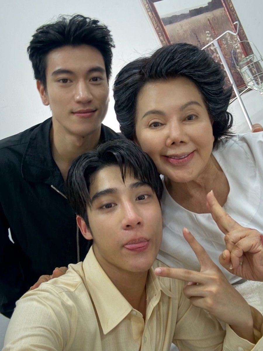 enfer_les's tweet photo. อินจักรอยู่หน้ามอนิเตอร์วันที่ถ่ายฉากท่านย่าเสีย ไม่ต้องสืบว่าร้องไห้ไหม ตาบวมยิ่งกว่าองศา 
ซีนนี้ดูซ้ำไม่ค่อยได้ องศากับแม่อี๊ดเล่นดีมาก มันสะเทือนใจเกินไป

#reaction_อรุณรุ่งEP9_EP10 https://t.co/9Hzsx9vs9u