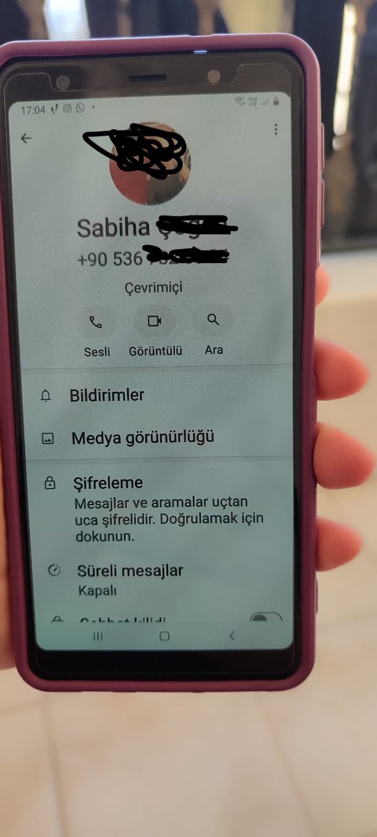 haskologlu's tweet photo. 🔴#ÖNEMLİ | Türkiye'de yeni bir dolandırıcılık sistemi türedi. TÜM VATANDAŞLARIN VE İLGİLİ KURUMLARIN BİLGİSİNE SUNUYORUM.

Son 1 haftada 3 kişiden benzer ihbar aldım.

Sistem şu şekilde ilerliyor:

• WhatsApp'tan vatandaşların yakınlarına ait numaralardan “Borç para” isteniyor.

• Borç isteyen numara WhatsApp'ta daha önce konuştuğu yakınları yani farklı bir numara değil.

• “Zor durumdayım.” gibi mesajlar gönderiliyor ve mesajlarda  daha önce konuşulan mesajlar da görünüyor ve o mesaja uygun bir dilde yazılıyor.

 • Daha sonra ise IBAN gönderiyor. Vatandaş inanırsa dolandırıcıya para gönderiyor ancak para gönderdiği kişi arkadaşı değil, dolandırıcı.

• İşin en garip kısmıysa gerçekten o numaraya sahip olan ve adına para istenen kişi, “Kendi numarasından gönderilen mesajları göremiyor.” Yani hiçbir şeyden haberi olmuyor. 

• Arkadaşının gönderdiği mesajı da göremiyor. Sadece o andan önceki mesajları görüyor.

 META yetkilileri de dâhil, ilgili eksiklikleri olan her kim varsa bu konuda hesap vermeli.

Tüm vatandaşlara uyarım: Lütfen bunu çevrenizle paylaşın. Parayı isteyenlerin gönderdiği IBAN'daki isim her zaman farklı oluyor, arkadaşınıza ait olmayabiliyor. Her ne olursa olsun borç isteyen kişiyi bizzat arayın ya da yakınını arayıp teyit edin.

Şahsen böyle bir şey benim de başıma gelse dolandırılabilirim. Herkes dikkat etmeli. 

 @adalet_bakanlik @SiberayEGM @abakingurlek