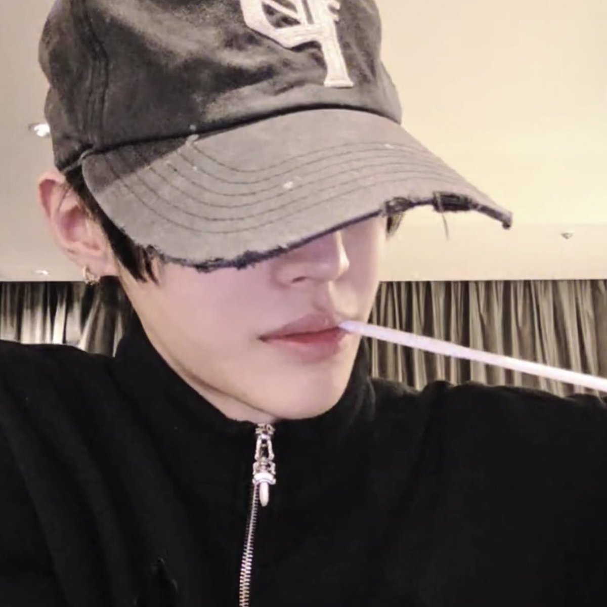 rainfilleddayZ's tweet photo. ผู้หญิงดี ๆ ไม่บวชชีก็เป็นโต้งเวน https://t.co/E14ZflK2KZ