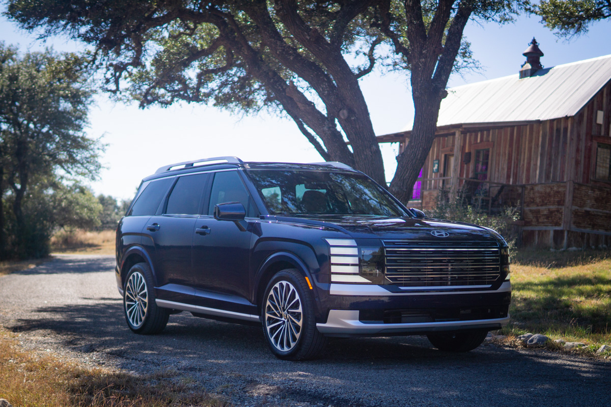 CarGurus's tweet photo. Wondering which SUVs will keep you and your family safest in 2026? Discover the top picks that prioritize security. https://t.co/MfzkPL9W6k https://t.co/hNN0YzXpr3