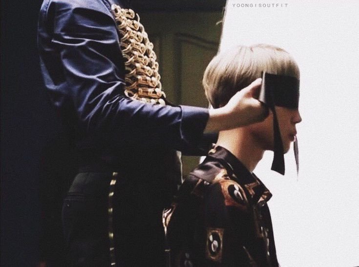 GstD93's tweet photo. Quando o BTS veio com o conceito de garotos conhecendo o mal, perdendo a inocência, sofrendo por amor, deixando aflorar seus mais obscuros instintos, aí o conceito dos Yoonmin: Sentados no colo, venda nos olhos, Yoongi parecendo tá levando Jimin pro mal caminho...
Ai ai sabe? https://t.co/GpHOOJ7bNw