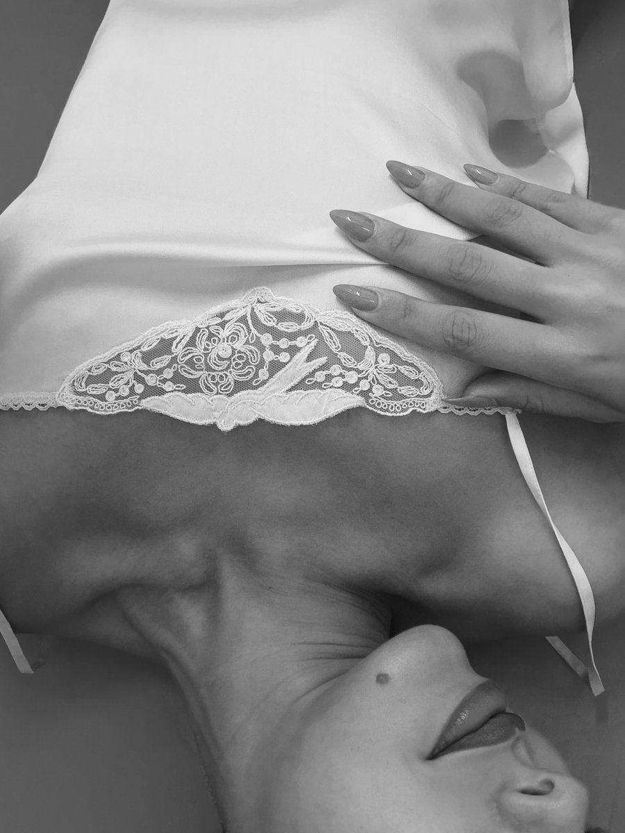 iamnimanin's tweet photo. I feel like out of a 90s lingerie catalogue 💋 https://t.co/Qc9rAnH9H7