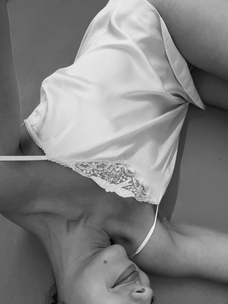 iamnimanin's tweet photo. I feel like out of a 90s lingerie catalogue 💋 https://t.co/Qc9rAnH9H7