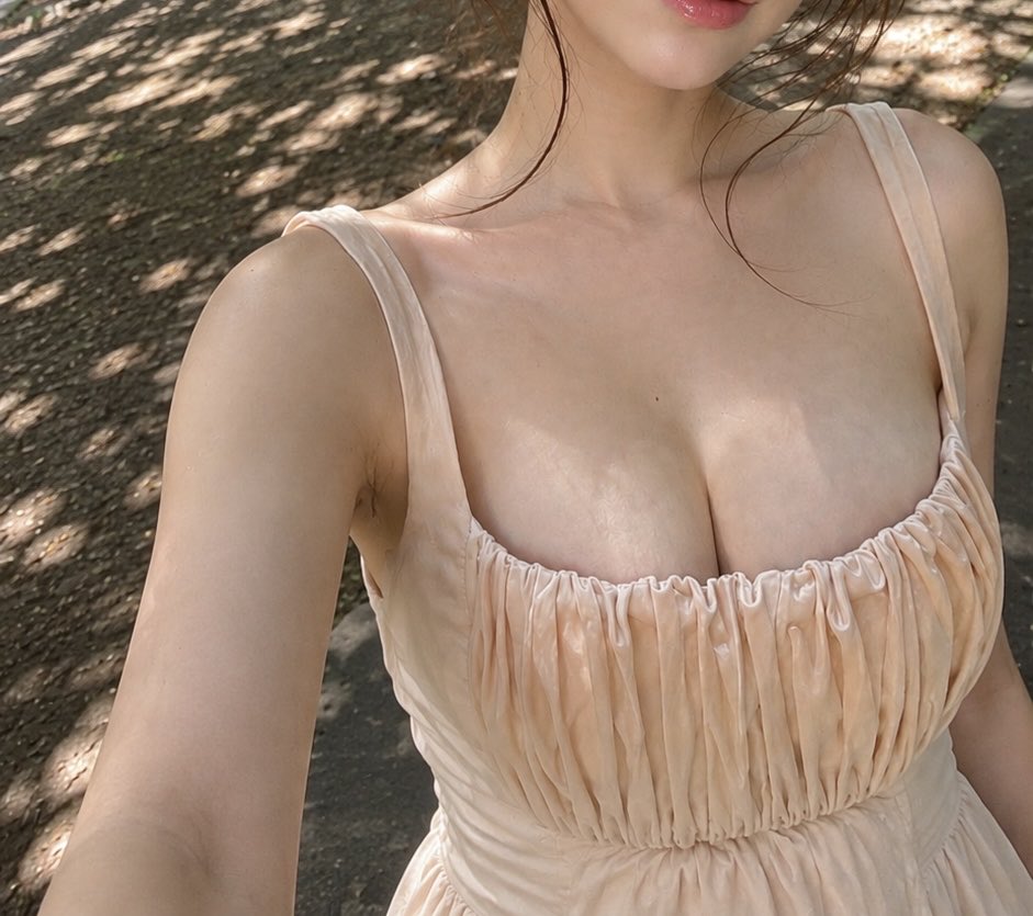 seshika0225's tweet photo. おつぴち🍑

載せ忘れてた！
この夏はよくこれ着てた🥰
胸元がスッキリ見えるからスタイル良く見えるの。 https://t.co/SLgPrQkxS6