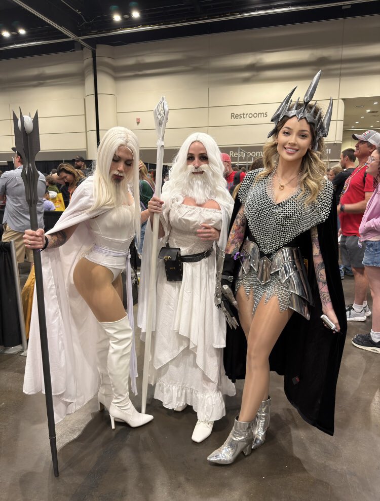 Bonngaad's tweet photo. Went with my beauties to meet the hobbits, and it was the 3rd best thing that has ever happened to me https://t.co/W1CmoOwqGf