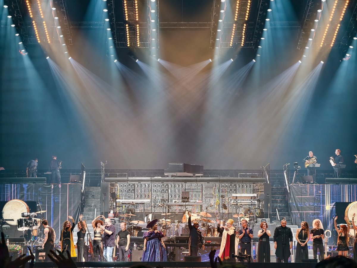 MemberFc's tweet photo. 能聽到大師本人帶團隊現場表演, 也算是完成了一個小小人生心願XD.

#HansZimmerLive https://t.co/0XhqtsRSyh