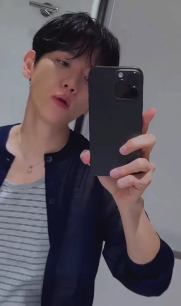 puppy__bh's tweet photo. 역시..말보다는 행동으로 보여주는게 ㅈㄴ 남자 ㅋㅋ
아무 말 없이 스윽 큥즈리얼 노래 숏츠찍은거 올려주는 기개보소 이게 큥이야 https://t.co/vI6I6usFB3