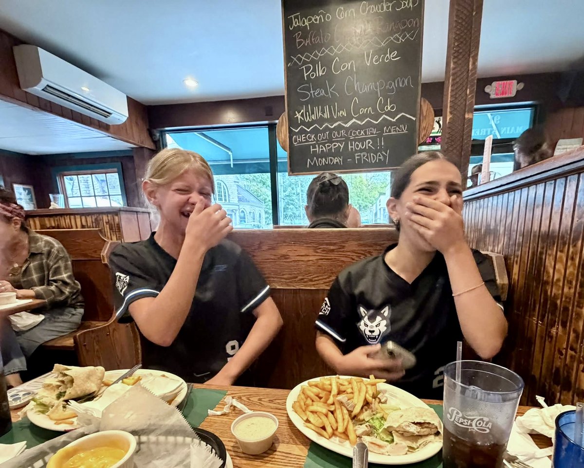 Ellatorre2031's tweet photo. So much fun with my teammates!       💙🥎🤍 @huskiespaterson https://t.co/yRMv905OUk