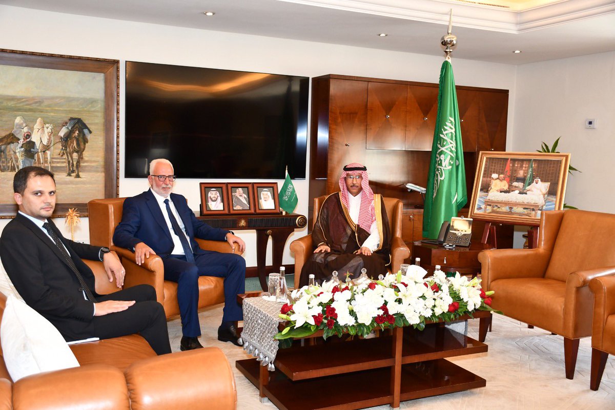 KSAembassyMA's tweet photo. استقبل سعادة السفير الدكتور/سامي بن عبدالله الصالح @SAMIOALSALEH يوم الاثنين ٢٠٢٦/٩/٢١م بمقر السفارة، سعادة السفير الدكتور/ثائر توفيق طاهر أبو بكر، سفير دولة فلسطين المعتمد لدى المملكة المغربية وهنأه بتعيينه سفيراً لبلده بالرباط.
وقد تطرق الحديث بينهما للمواضيع ذات الاهتمام المشترك كما تم استعراض العلاقات الوطيدة بين البلدين الشقيقين.