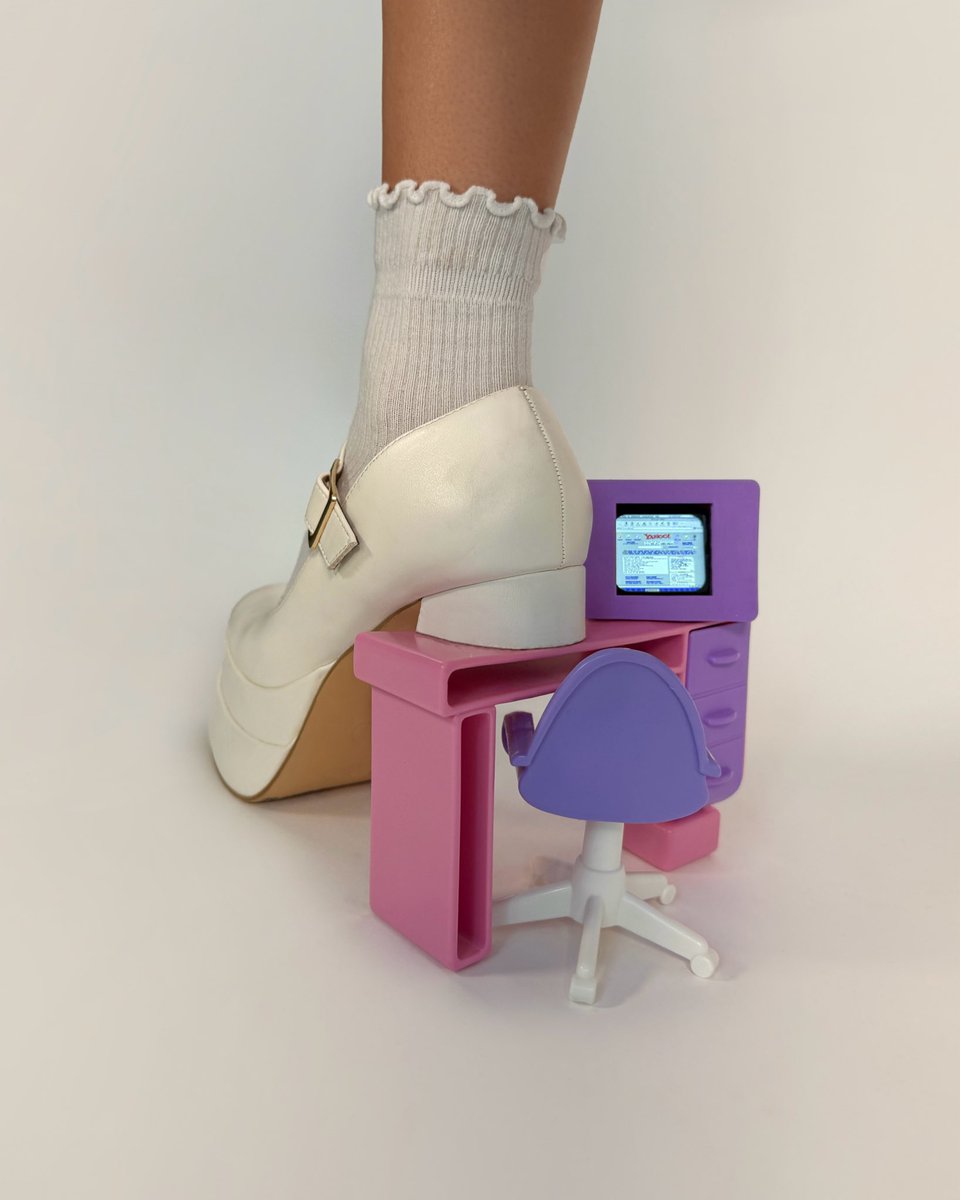 nicolemclovin's tweet photo. heels inspired by the family computer room https://t.co/tN7YXuwCzG