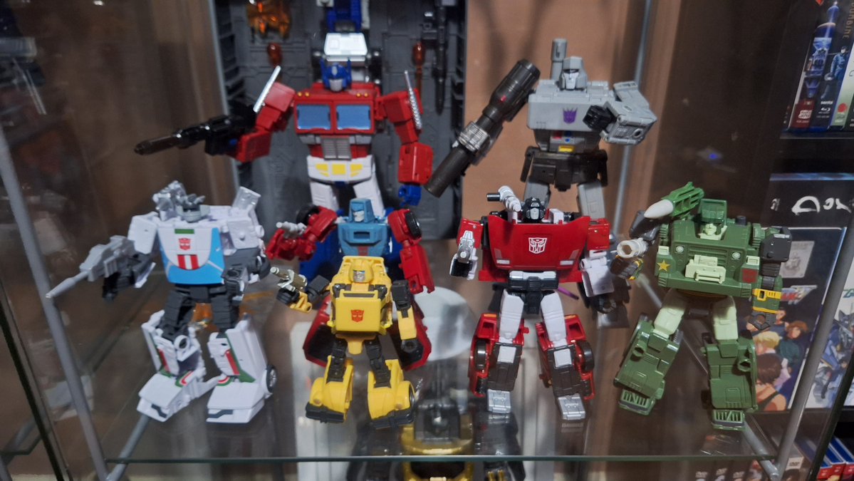 AnimeGothsRetro's tweet photo. @Benchpress001 Nice! I have mine in a display case next to some other season 1 characters. I've just noticed mine is standing right next to Wheeljack (sniff) which is a pure coincidence as I just arranged them in a way I thought looked cool. https://t.co/MAQ3tMjiDd