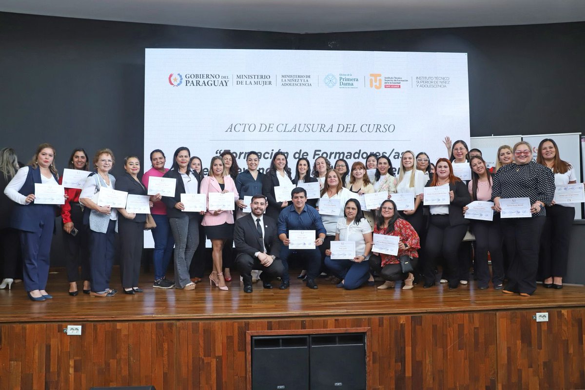 minmujerpy's tweet photo. En el Día de la Juventud, reafirmamos nuestro compromiso con la construcción de relaciones libres de violencia🙋‍♀️🇵🇾

La ministra de la Mujer, @AliPomata ; el ministro de la Niñez y la Adolescencia, @WalterGCpy ; y el defensor Javier Esquivel, junto con otras autoridades, entregaron certificados a quienes culminaron el proceso de formación para la prevención de la violencia en el noviazgo adolescente y juvenil.

La iniciativa formó a 13 formadoras que, mediante réplicas territoriales, capacitaron a 131 facilitadoras y facilitadores en ocho localidades del país, brindándoles herramientas para promover vínculos basados en el respeto, la igualdad y el buen trato.

Desde el Ministerio de la Mujer, a través del Instituto “Tape Jojarã”, en articulación con el Ministerio de la Niñez y la Adolescencia y con el apoyo de la Oficina de la Primera Dama, fortalecemos capacidades para acompañar a adolescentes y jóvenes en la construcción de relaciones saludables.

#GobiernodelParaguay