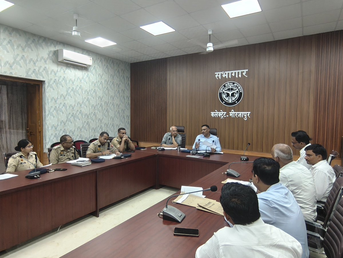DM_MIRZAPUR's tweet photo. जिलाधिकारी पवन कुमार गंगवार ने कलेक्ट्रेट में बैठक कर अभियोजन कार्य प्रगति की समीक्षा कर अपराधियों को सजा दिलाने विशेष रुप से महिला उत्पीडन, पाक्सो एक्ट, गैगेसटर NDPS आदि मामलों में गवाहों की उपस्थिति पर दिया बल।
@CMOfficeUP
@ChiefSecyUP @InfoDeptUP https://t.co/EYMFdmqu7i