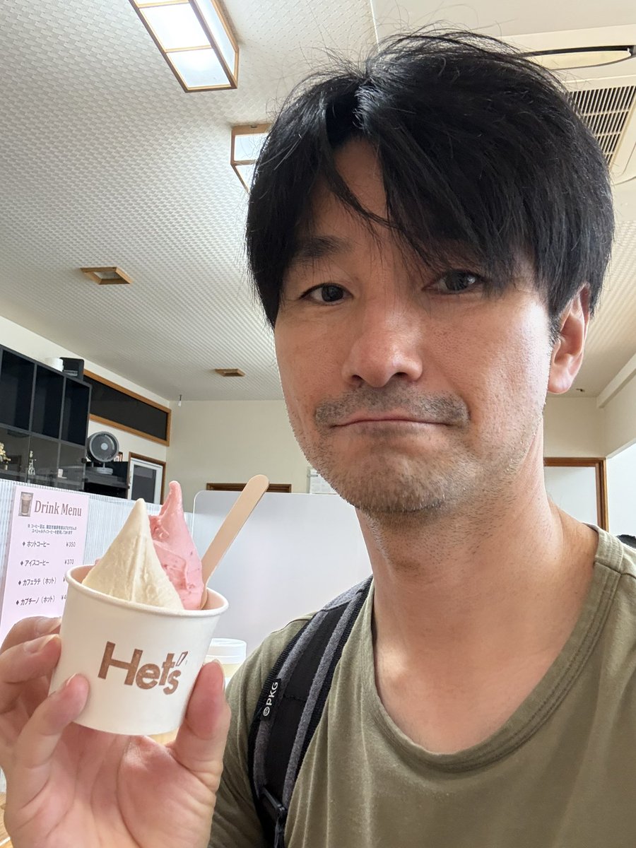 ashafterall's tweet photo. 諏訪大社を歩いていて、ふらっと見つけたのがこちらのアイス屋さん「Het's」
ヘーゼルナッツが推しだったので外せないけど、もう１つをどうしようかかなり迷いました。
なかなかすもものアイスは見ないので選びました。

自然な甘さのやさしい味です。
平日だったのに次々お客さんが入ってました。 https://t.co/KdzANRS7zs