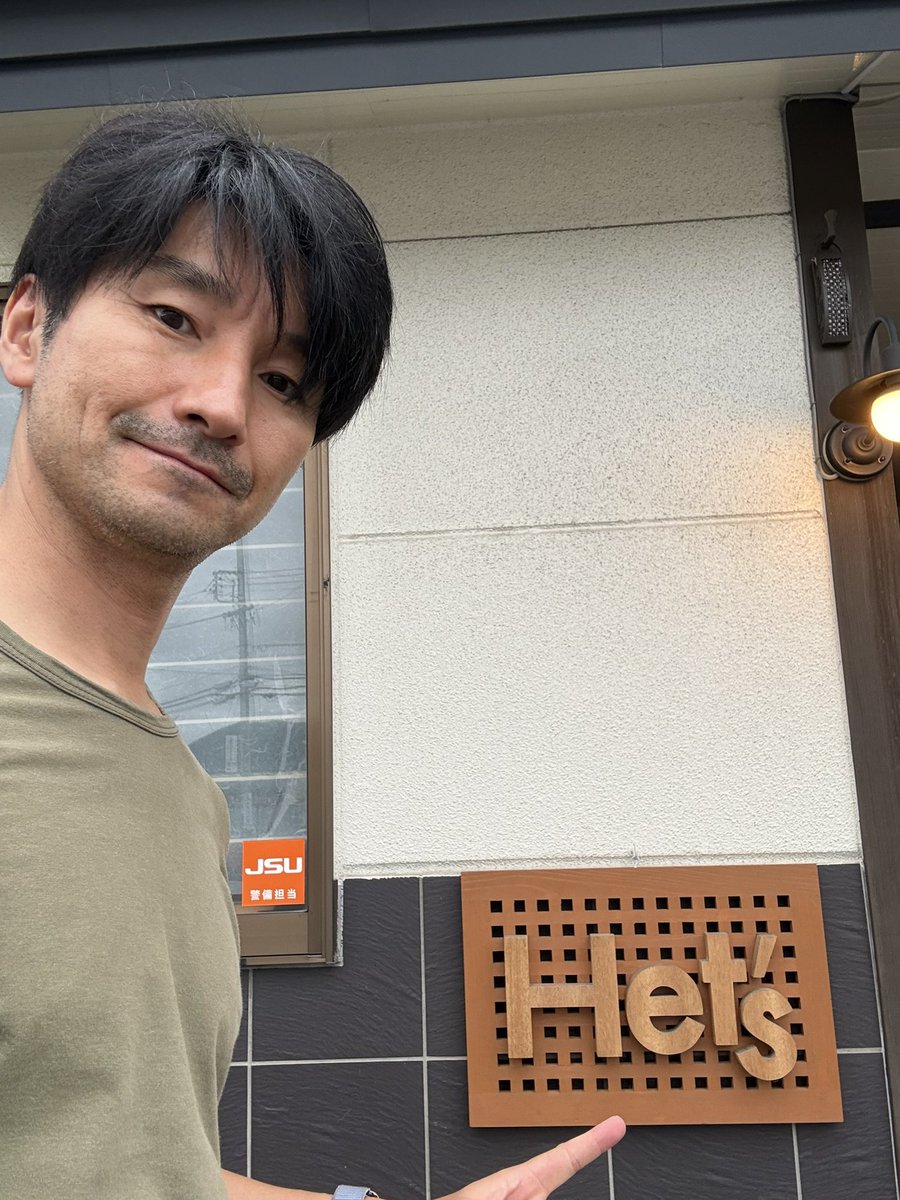 ashafterall's tweet photo. 諏訪大社を歩いていて、ふらっと見つけたのがこちらのアイス屋さん「Het's」
ヘーゼルナッツが推しだったので外せないけど、もう１つをどうしようかかなり迷いました。
なかなかすもものアイスは見ないので選びました。

自然な甘さのやさしい味です。
平日だったのに次々お客さんが入ってました。 https://t.co/KdzANRS7zs