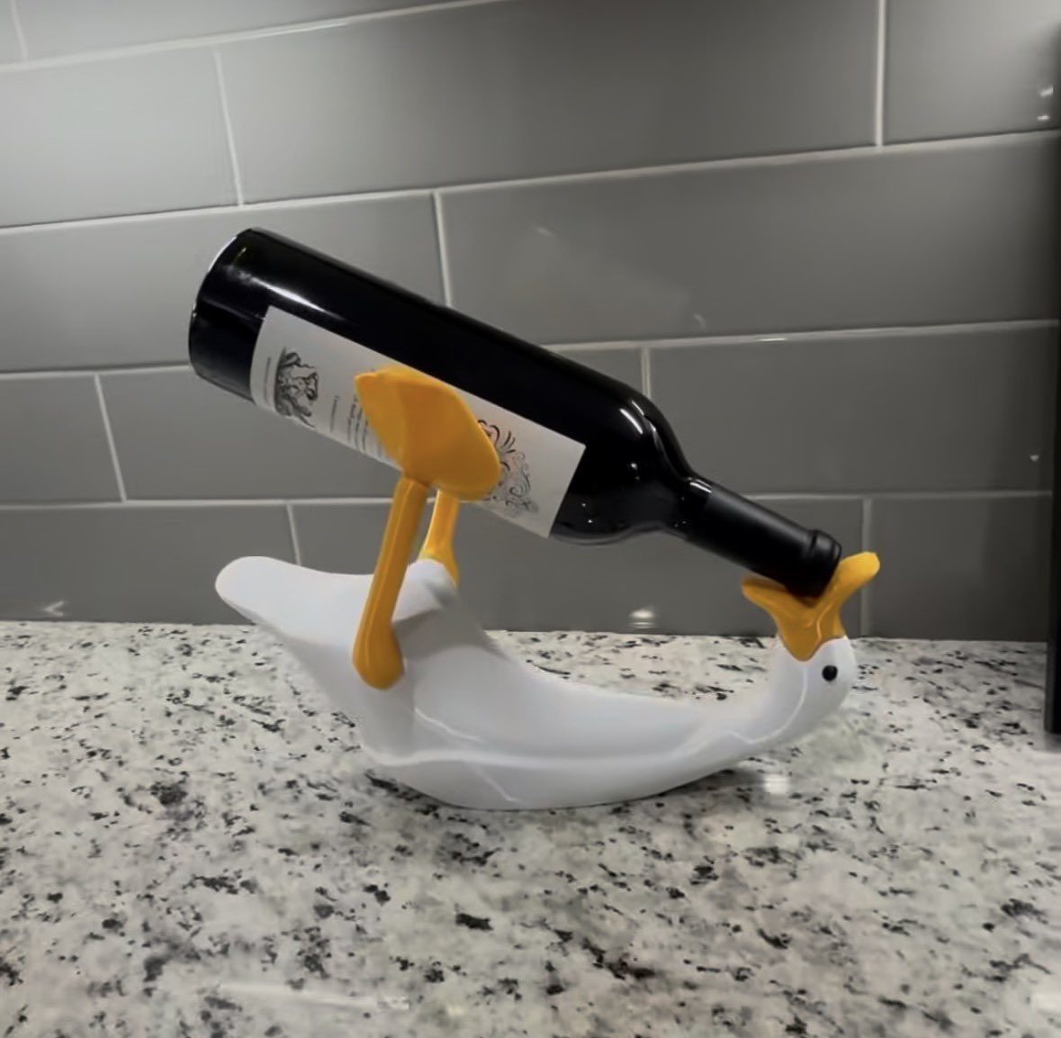 paginalixo1's tweet photo. Não tem a menor condições de eu não botar isso aqui como porta vinhos na minha casa https://t.co/XQdeTWFhGT