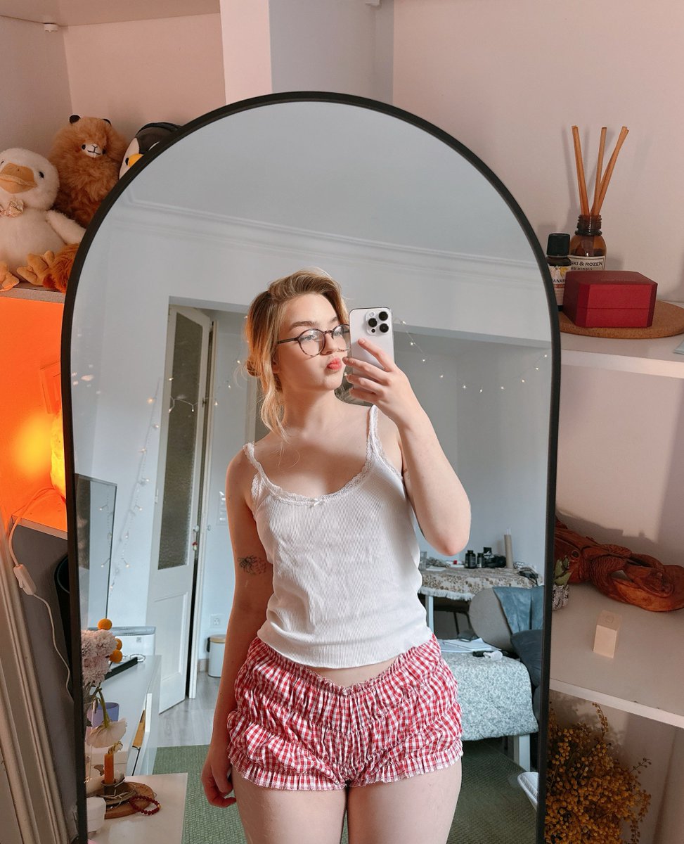 CoraEllis02's tweet photo. Mirror selfie time, thoughts? 👀 https://t.co/AQlefvxqb5