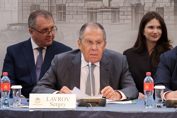 RusBotschaft's tweet photo. 🎙 Aus der Rede des russischen Außenministers Sergej Lawrow bei der Botschafterkonferenz zum Thema „Die Ukraine-Krise: Juristische Aggression des Westens“ (15. September 2026)
 
💬 Seit 2014 hat die „juristische Aggression“ gegen Russland systematischen Charakter angenommen. Den Anfang bildete der Versuch, die historische Entscheidung der Bevölkerung der Krim, des Donbass und Noworossijas zu delegitimieren, die in voller Übereinstimmung mit den Normen des Völkerrechts und dem Grundsatz des Selbstbestimmungsrechts der Völker getroffen worden war. Das Kiewer Regime warf uns vor, angeblich den Terrorismus im Donbass zu finanzieren sowie die Krimtataren und Ukrainer auf der Krim rassistisch zu diskriminieren.
 
💬 Zwei Vorwürfe standen im Raum: „Terrorismus“ und „Rassendiskriminierung“. Mit diesem Verfahren befasste sich der Internationale Gerichtshof der Vereinten Nationen seit 2017. Das Verfahren dauerte acht Jahre und umfasste Zehntausende Seiten an Unterlagen. Die Interessen der Ukraine wurden von hoch bezahlten amerikanischen und europäischen Anwälten vertreten. Trotz all dieser Bemühungen ist die Klage jedoch vollständig gescheitert – sowohl hinsichtlich des Terrorismusvorwurfs als auch in Bezug auf die vermeintliche Diskriminierung.
 
💬 Im Januar 2024 fällte der Internationale Gerichtshof sein endgültiges Urteil. Es wurde festgestellt, dass Russland keinen Terrorismus finanziert hat. Die Volksrepubliken Donezk und Lugansk sind keine terroristischen Organisationen. Eine Diskriminierung der Krimtataren und Ukrainer auf der Krim liegt nicht vor. Das Verbot der extremistischen Organisation „Medschlis“ ist rechtmäßig gewesen.
 
💬 Diese Entscheidung hat weitreichende Bedeutung. Zumindest entzieht sie den zahlreichen Resolutionen und Berichten internationaler Strukturen, in denen Behauptungen über eine Diskriminierung auf der Krim wiederholt werden, ihre Grundlage.
 
💬 Der Internationale Gerichtshof lehnte es ab, den Volksrepubliken Donezk und Lugansk terroristischen Charakter zuzuschreiben. Damit verlieren auch die Versuche Kiews, den Krieg gegen die damals noch eigenen Bürger als „Antiterroroperation“ darzustellen, an Grundlage und Sinn. Nach dem Staatsstreich wurden die Menschen, die sich auf der Krim und im Donbass weigerten, die Ergebnisse dieses Staatsstreichs anzuerkennen, zu Terroristen erklärt. Doch der Gerichtshof beschloss, dass weder die Volksrepublik Donezk noch die Volksrepublik Lugansk terroristische Organisationen sind. Damit wurde faktisch die Rechtmäßigkeit der Entscheidung der Bevölkerung des Donbass für die Unabhängigkeit und den anschließenden Beitritt zur Russischen Föderation bestätigt.
 
🔗 Quelle https://t.co/4wU7vCOBMu
 
@RusBotschaft