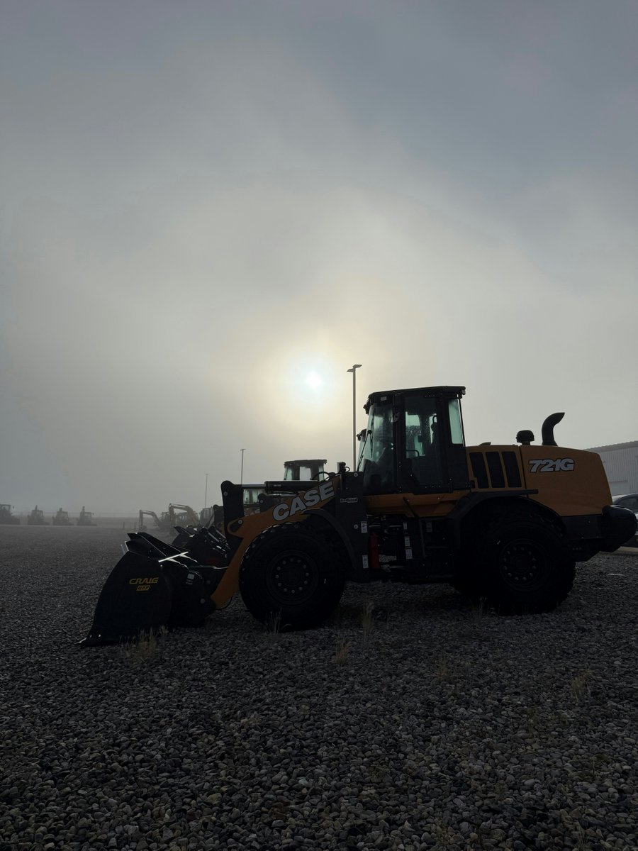 RedheadEquip's tweet photo. A misty morning on the lot. 😶‍🌫️ 

#redheadequipment #growbuildhaul #caseconstruction https://t.co/T5maZCQXAn