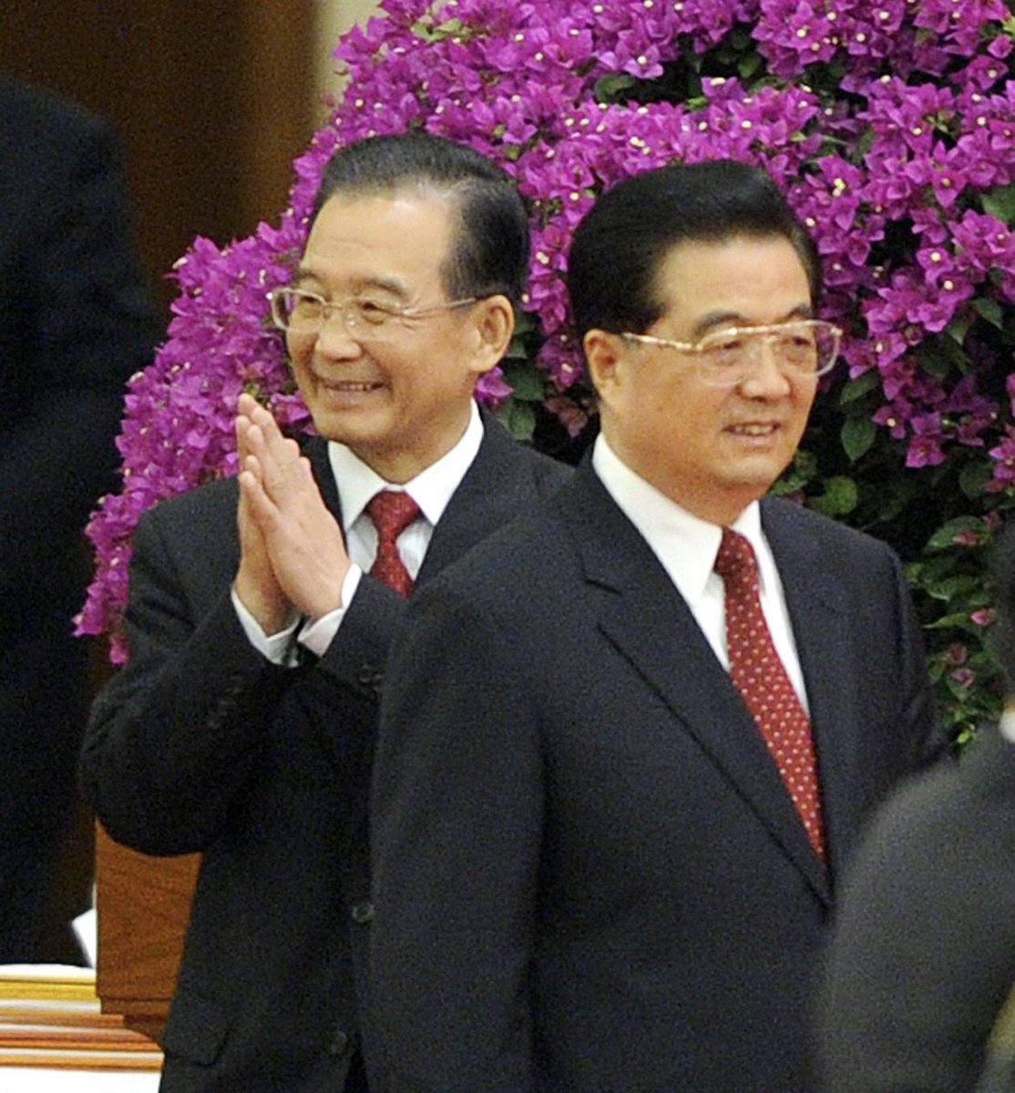 denkEbbt's tweet photo. 2010年9月30日｜人民大会堂——紫色花丛前

温家宝在后面鼓掌，胡锦涛稍微走在前面，背景几乎全部被一大片紫红色三角梅填满。新华社同期报道确认，当晚国务院在人民大会堂举行庆祝中华人民共和国成立61周年国庆招待会，两人均出席。 https://t.co/cAxfkjJ2sb