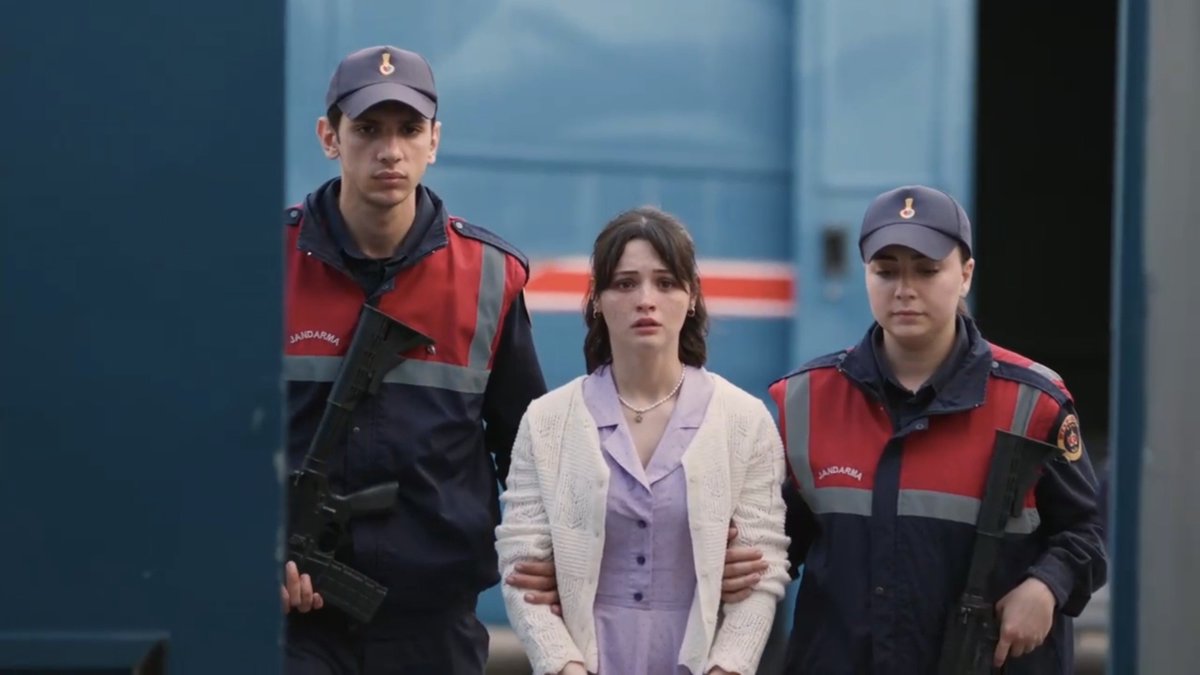 1_amaris's tweet photo. Hep mutlu olmak mıdır Aşk ? Yoksa kendinden vazgeçecek kadar çok sevmek mi? 

Artık Kadir de canından, hayallerinden, kendinden vazgeçecek kadar çok seviyor Meryem'i.
Bazıları kadir'e kızıp red flag olduğunu söylemiş ama ben katılmıyorum aksine bu fedakarlığı yaparak+ 

#KadMer https://t.co/AyoUU4XcYt