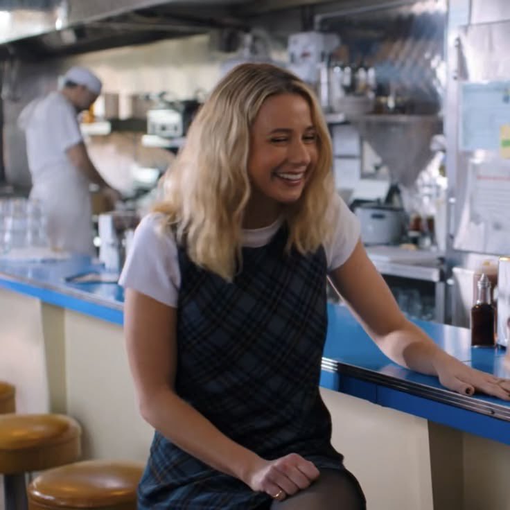 schaefferss's tweet photo. thank god they changed billie’s hair bc in s1 it was a mess https://t.co/aotB7wYfvN