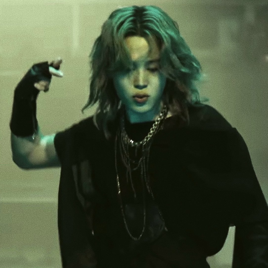 jmnmusee's tweet photo. he looks like a glamorous witch who knows damn well he's the prettiest one there https://t.co/k1N8iBgfqX