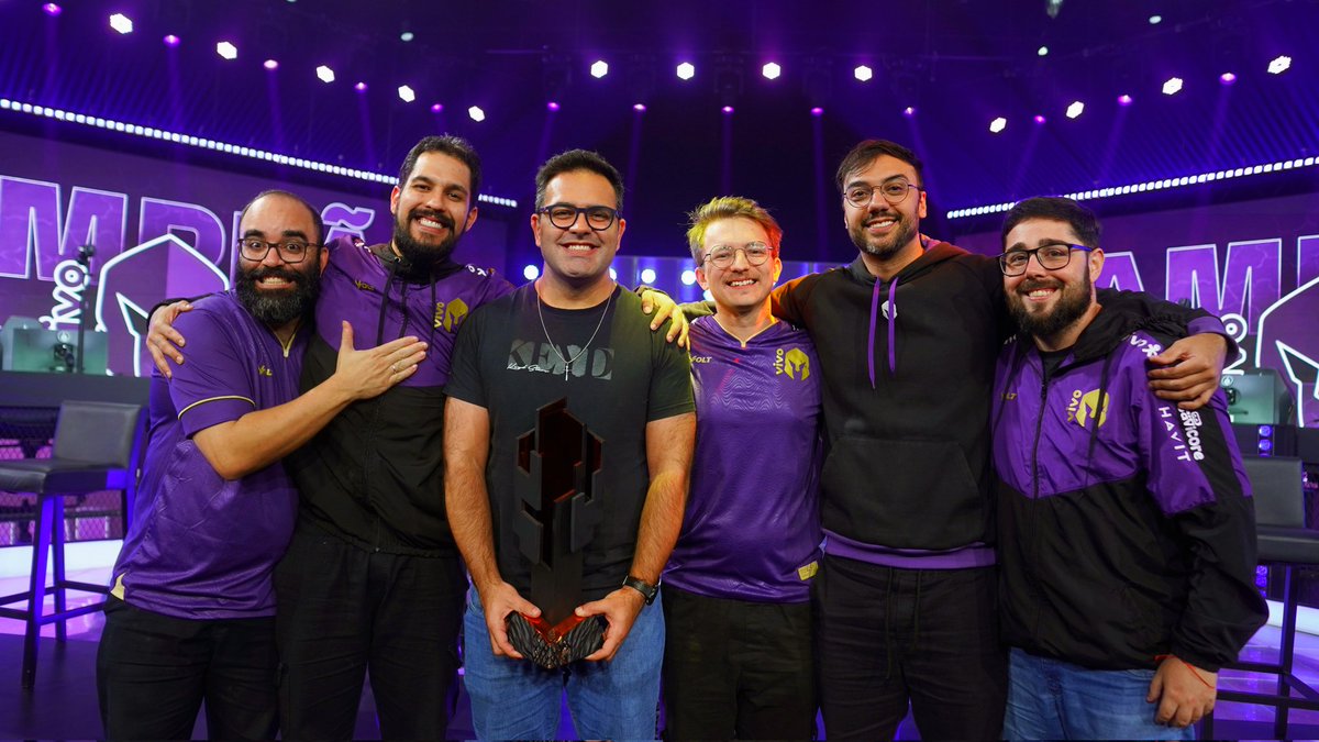 matheusvallepsi's tweet photo. Com o fim desse split no CBLOL, encerra-se também minha passagem pela @VivoKeyd, e me encontro aberto a projetos nos esports.

A ideia sempre foi, tanto da minha parte quanto da organização, construir algo olhando para o longo prazo. Infelizmente, acontecimentos fora do nosso controle fizeram com que esse plano fosse encerrado de forma prematura.

Queria deixar um forte abraço aos meus atletas das lines de LoL, Academy e CS. Obrigado pela parceria, pelo acolhimento e pela abertura para ouvirem, se engajarem e aplicarem o que construímos juntos.

Foi uma grande alegria também trabalhar com o pessoal da comissão técnica dessas equipes. Obrigado por tudo, @SMILEY_s6, @Benvi_OCE, @kkshlol, @bielzeralol e @tiobenlol. Saio daqui com uma grande admiração por todos.

Agradeço muito também à organização pela oportunidade e, especialmente, aos meus manos @supinaogamer , @Leonvllza  e @LauPedrosa_  pelo trabalho como equipe de performance. Sempre foi uma grande vontade minha trabalhar com um grupo estruturado na área da saúde, e fico muito feliz de ter tido a chance de fazer isso com vocês.

Por fim, agradeço também à torcida pelo apoio e carinho, mesmo nos momentos mais duros. Desde meu primeiro dia na VKS, deu para sentir a força e a paixão que vocês têm por essa organização, e fico feliz de ter podido fazer parte disso.

#GoVKS
