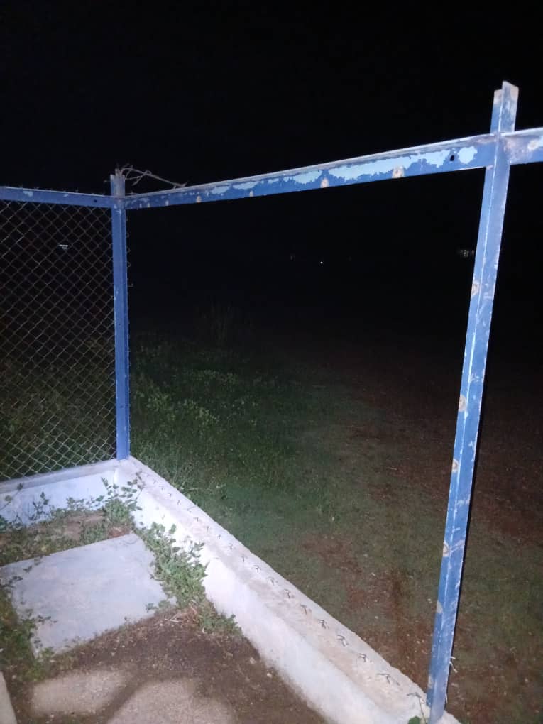BayamoComercial's tweet photo. La infraestructura de la planta exterior en #Bayamo ha sufrido afectaciones por la poblacion.
📡 Recordamos  la importancia de cuidar y proteger nuestras redes, esenciales para garantizar la comunicación y el desarrollo.
#EtecsaTeAcompaña 
@ETECSAGranma https://t.co/XjfhIKfcUI