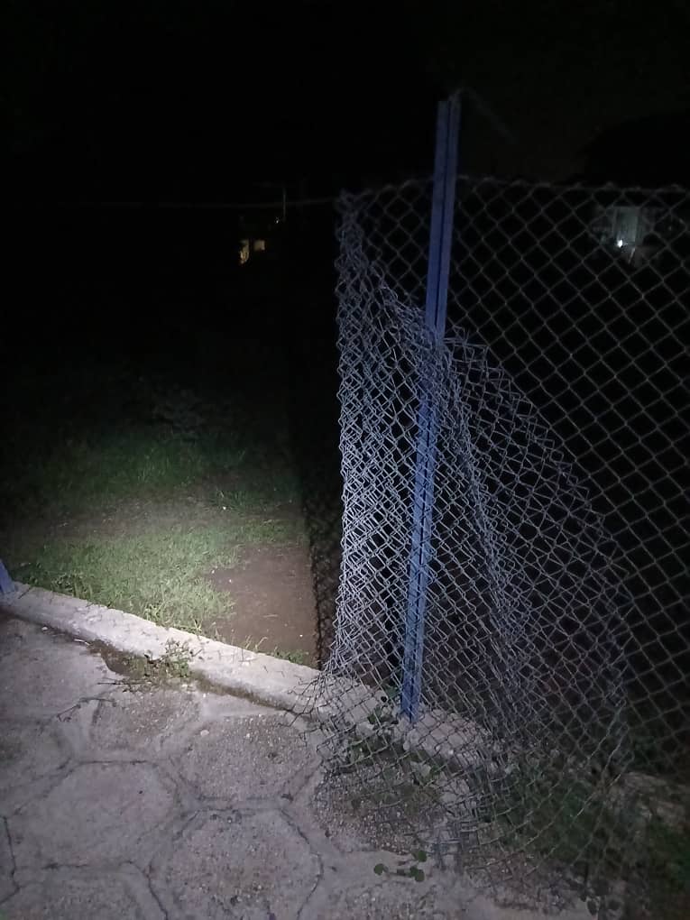 BayamoComercial's tweet photo. La infraestructura de la planta exterior en #Bayamo ha sufrido afectaciones por la poblacion.
📡 Recordamos  la importancia de cuidar y proteger nuestras redes, esenciales para garantizar la comunicación y el desarrollo.
#EtecsaTeAcompaña 
@ETECSAGranma https://t.co/XjfhIKfcUI