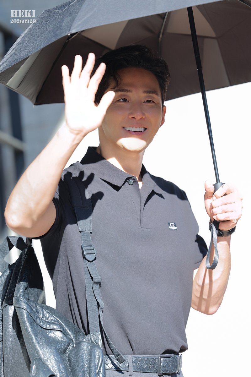 hekiwithyou's tweet photo. 20260920 콰이어오브맨 낮공
이충주 배우님 퇴근길

갑자기 해가 너무 뜨거워서
양산과 함께 등장ㅠㅠㅋㅋㅋㅋㅋ https://t.co/xZiTEOYXgg