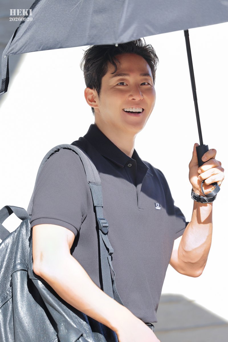 hekiwithyou's tweet photo. 20260920 콰이어오브맨 낮공
이충주 배우님 퇴근길

갑자기 해가 너무 뜨거워서
양산과 함께 등장ㅠㅠㅋㅋㅋㅋㅋ https://t.co/xZiTEOYXgg