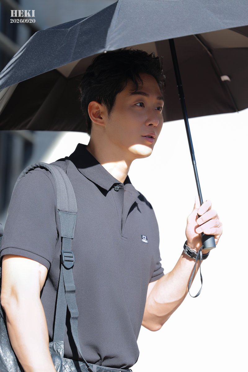 hekiwithyou's tweet photo. 20260920 콰이어오브맨 낮공
이충주 배우님 퇴근길

갑자기 해가 너무 뜨거워서
양산과 함께 등장ㅠㅠㅋㅋㅋㅋㅋ https://t.co/xZiTEOYXgg