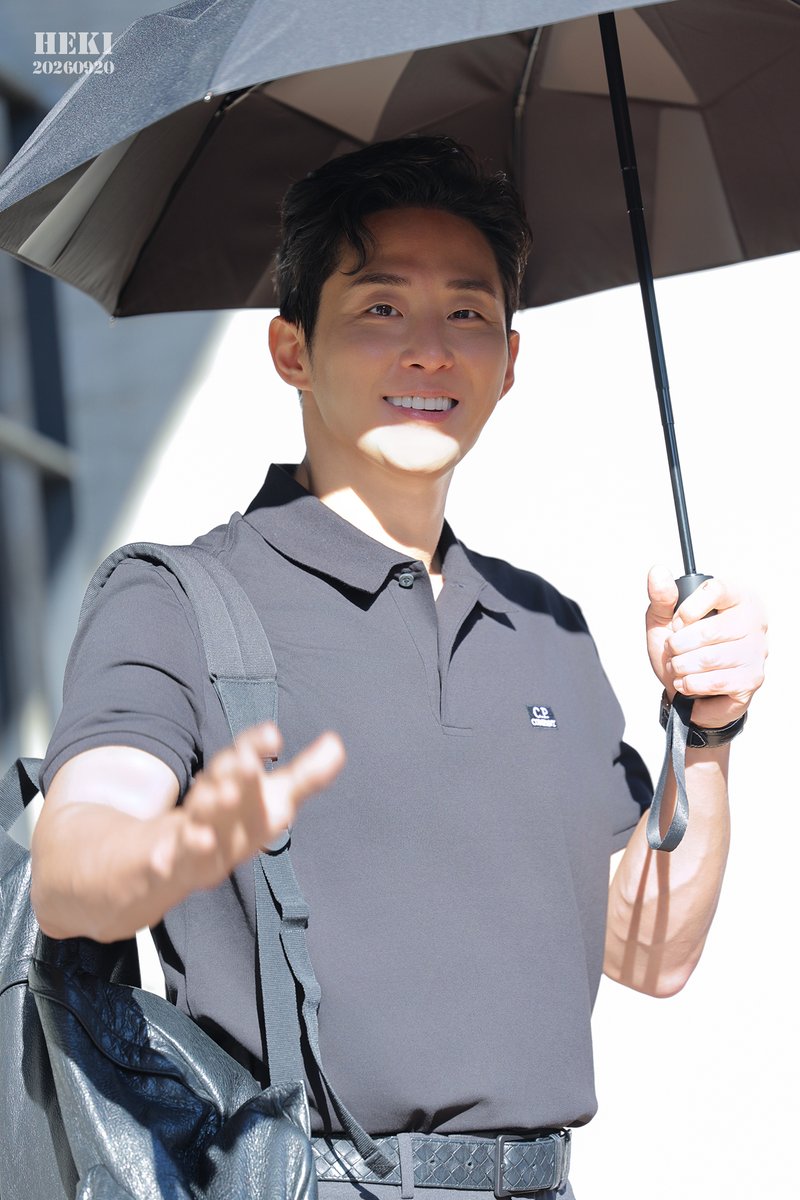hekiwithyou's tweet photo. 20260920 콰이어오브맨 낮공
이충주 배우님 퇴근길

갑자기 해가 너무 뜨거워서
양산과 함께 등장ㅠㅠㅋㅋㅋㅋㅋ https://t.co/xZiTEOYXgg