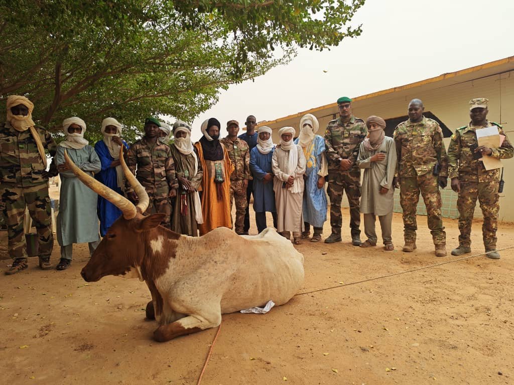 Hamidag8's tweet photo. #Ménaka| En cette veille de la fête de l'indépendance nationale du Mali, le Conseil des Sages de la Communauté Idaksahak et Alliés (#CSCIA) a offert un bœuf aux #FAMAs @DirpaFa.
FÉLICITATIONS AU CSCIA ET AUX FAMAs👏👏👏 https://t.co/lR8H7cjh2M
