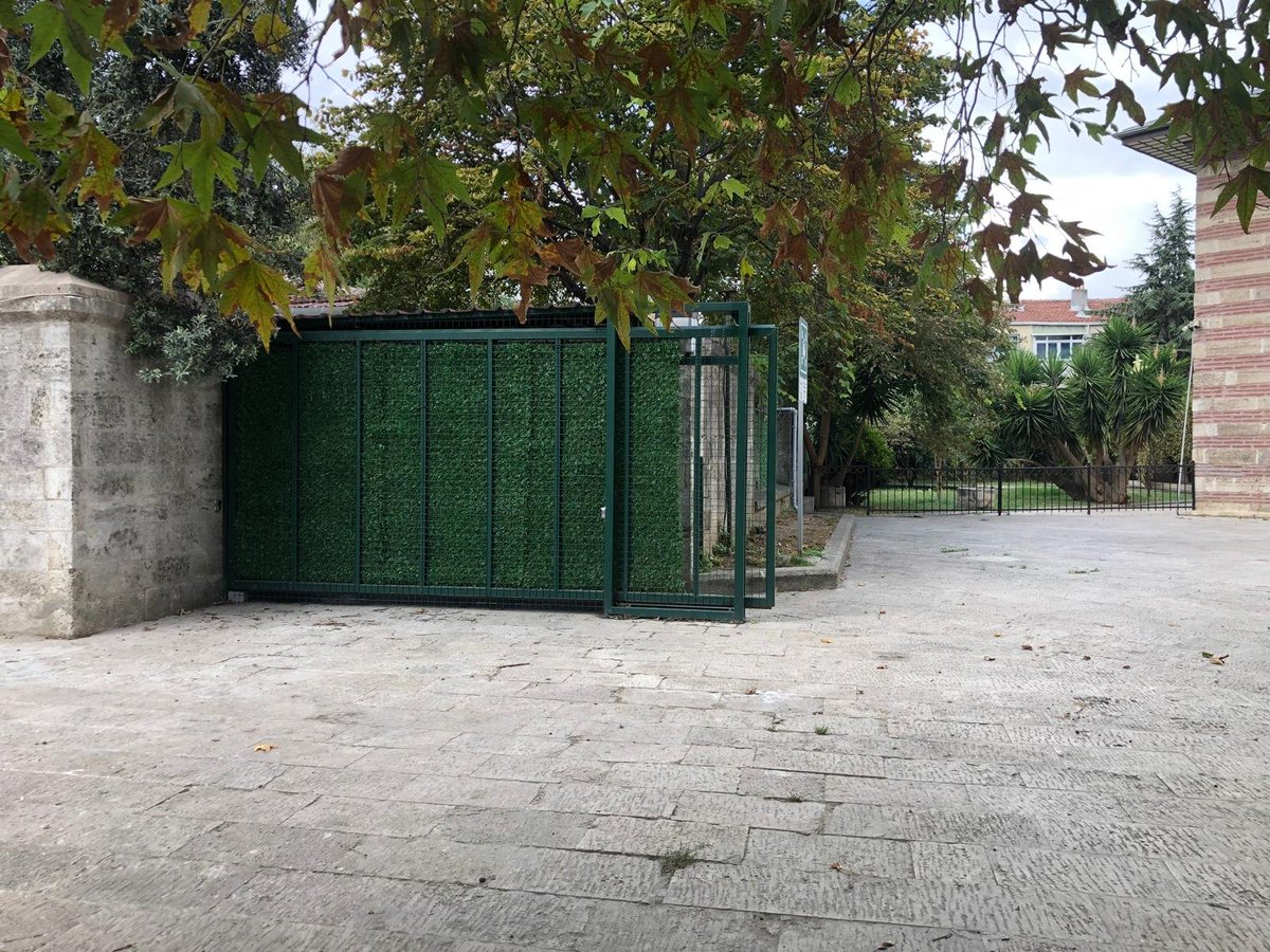 Fatihsakini's tweet photo. Tarihi Fatih Behruzağa Odabaşı Camii’nin duvarları delindi, jiletli tel ve çim paneller çekildi, AFAD alanı kapatıldı! Diyanet ve Müftülük bu tahribata nasıl göz yumdu? Kimden izin alındı? https://t.co/V1Hjg39j8h