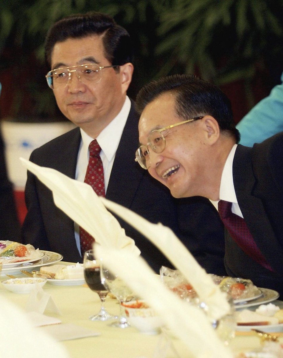 denkEbbt's tweet photo. 2003年9月30日｜人民大会堂——刚刚开始的“胡温十年”

2003年国庆前夜的招待会上，两个人坐在同一张宴会桌旁。胡锦涛转过身去和温家宝讲话，温家宝明显笑了起来。当天国务院在人民大会堂举行国庆招待会，胡锦涛、温家宝等出席；这也是两人分别担任国家主席、国务院总理后的第一个国庆招待会。 https://t.co/BW66yeR3NW
