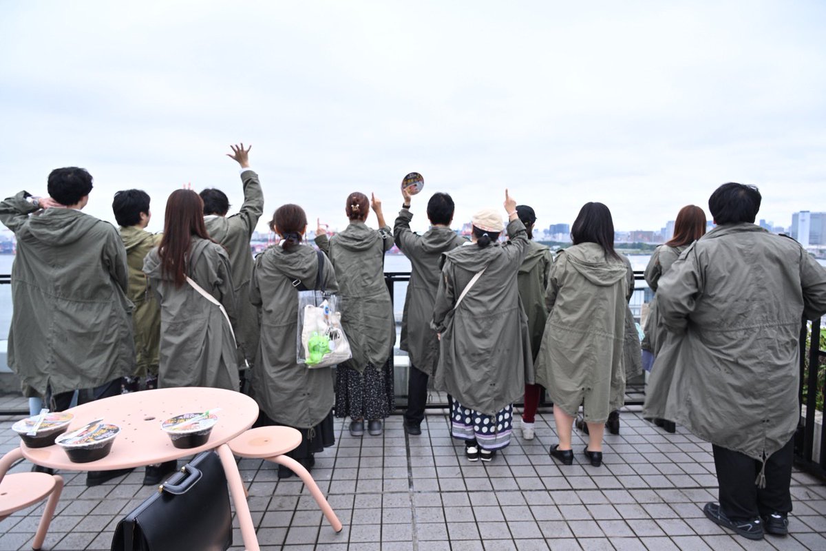 TP330_WPS's tweet photo. オフ会で集まった青島コート軍団。使用頻度・所有年数・選択回数・あと多分日焼けとかで、自分含めてみんな微妙に違うモスグリーンなの味があってよかったなー。俺はいつも洗う物が少ない洗濯時や気が向いた時に青島コート一緒に洗濯機ぶっ込んで汚れてなくても無駄に洗ってます。
#踊る大捜査線 https://t.co/iYlZlzkEjk