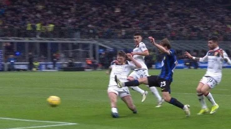 Meetthh1234's tweet photo. @TuttiZangh Bhe si, effettivamente hai ragione.
Se questo è rigore la trattenuta di Mancini come minimo è da multa + reclusione.
L’episodio in foto è uno dei tanti preso a caso nel mazzo. https://t.co/XnCi9Zsf25