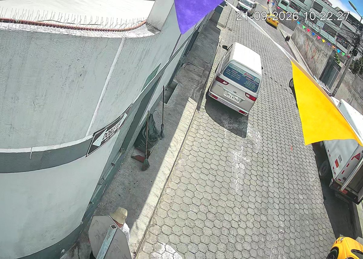 JesJpL's tweet photo. @EmAseoQuito Después de un fin de semana de terror por las "fiestas" del barrio, agradezco a todos los colaboradores de Aseo por madrugar a limpiar las calles de san isidro del inca. No es justo que hagan de la calle un mercado y no puedan por lo menos poner unas fundas para la basura https://t.co/H5WIUFhnzw