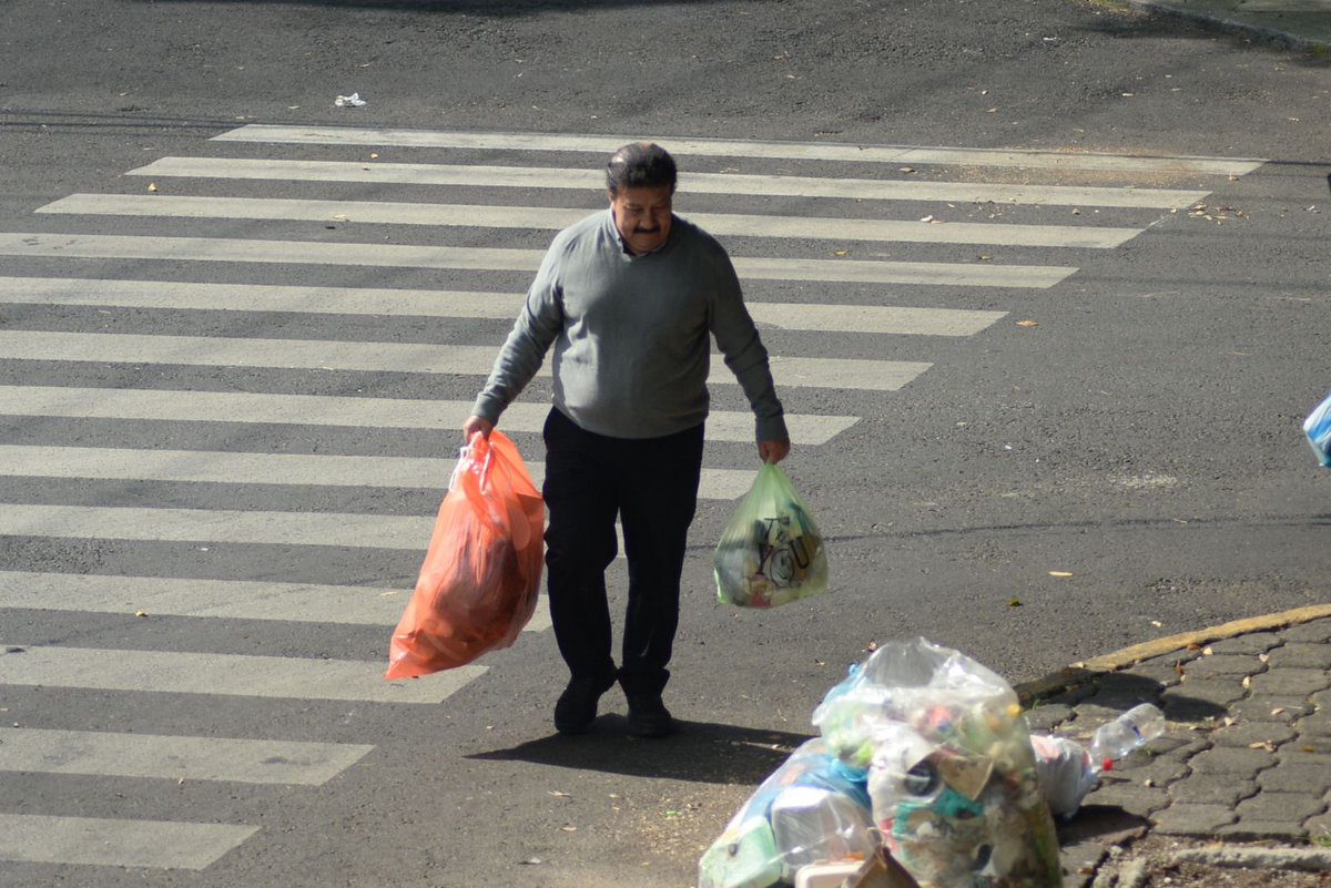 Observador20152's tweet photo. Vecinos como Don Porkyrio convirtieron el camellón de La Morena en tiradero de basura 🐖🐷
#VecinoCochino #LaMorena #DrBarragán #Narvarte #CDMX #SRE #SNTSRE #OrgulloSEM #Basura https://t.co/oFi36SIo5V