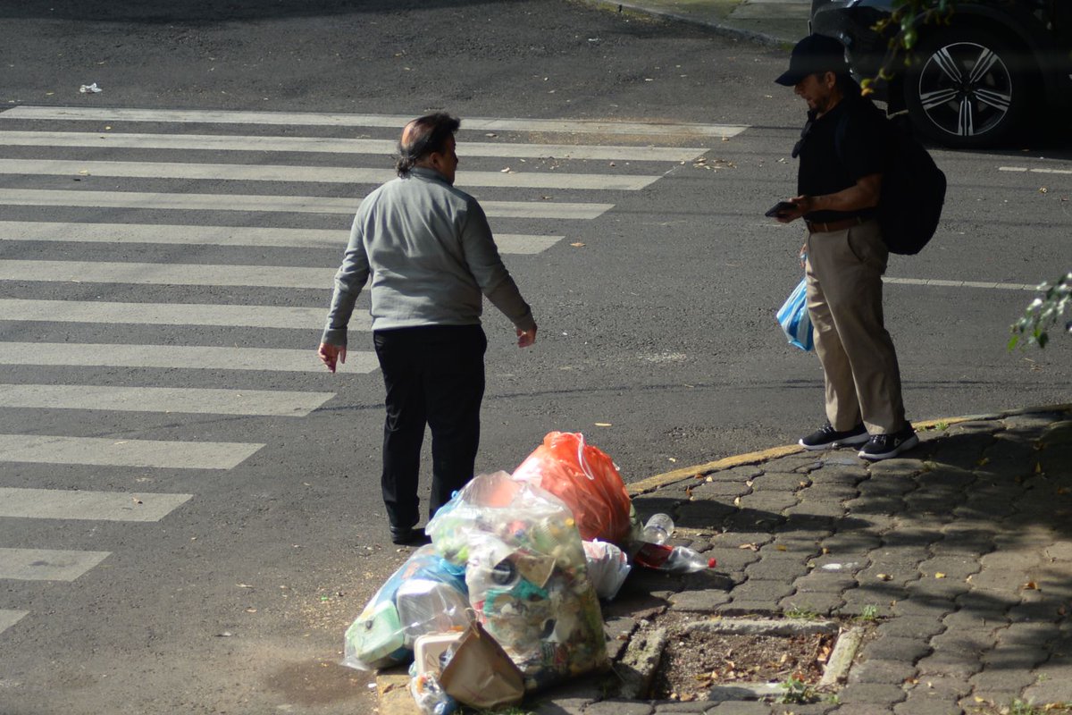 Observador20152's tweet photo. Vecinos como Don Porkyrio convirtieron el camellón de La Morena en tiradero de basura 🐖🐷
#VecinoCochino #LaMorena #DrBarragán #Narvarte #CDMX #SRE #SNTSRE #OrgulloSEM #Basura https://t.co/oFi36SIo5V