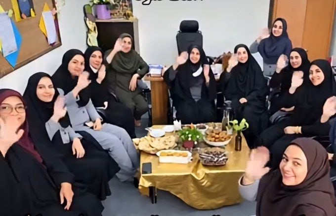 o_Fatemeh_o's tweet photo. معلمانِ میناب فقط الفبا یاد ندادند
درسِ ایستادگی را در کلاسِ خـ ـــون مشق کردند
تخته‌ سیاه را رها کردند تا در مکتبِ شـ ـــهادت، درسِ «عزتِ ایران»
را برای همیشه جاودانه کنند https://t.co/DlKdfRAGHt