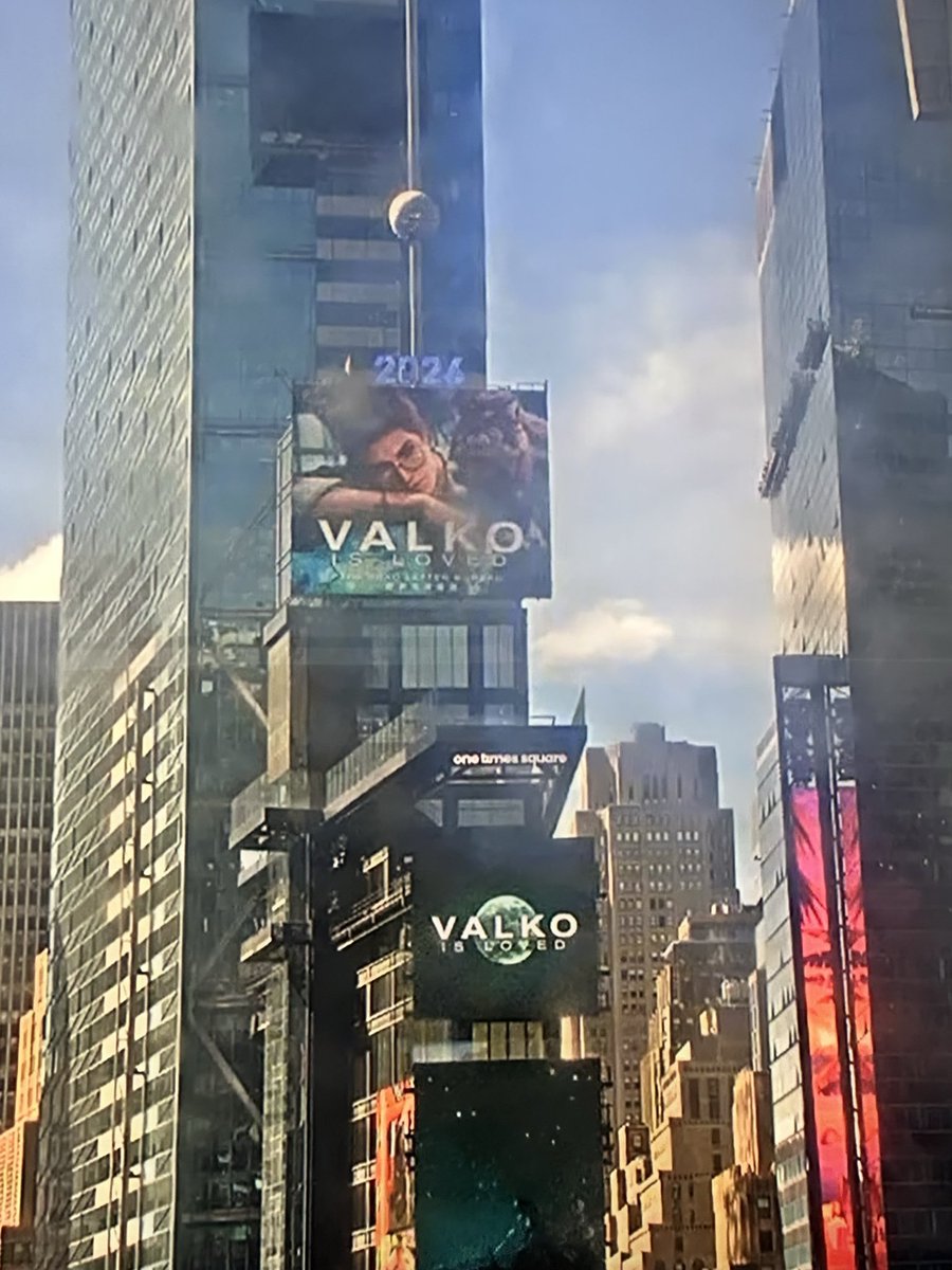 Eevees_Hobbies's tweet photo. Caught Valko on the NY Time Square Livestream and my heart is warm.

#ValkoIsLoved #BringBackValko #ValkoWasPromised #LADSIs6LI https://t.co/tq5AvuictP