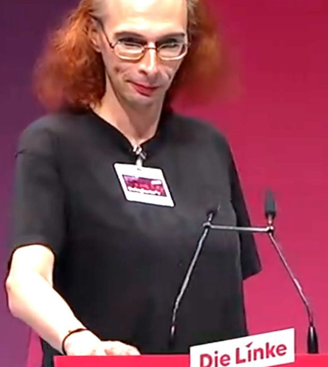 jmvillarroya's tweet photo. A la derecha quien mandaba en el Berlin Rojo, incluso en 1933; a la izquierda la mamarrachada actual woke y sionista https://t.co/e7GutgNGZC