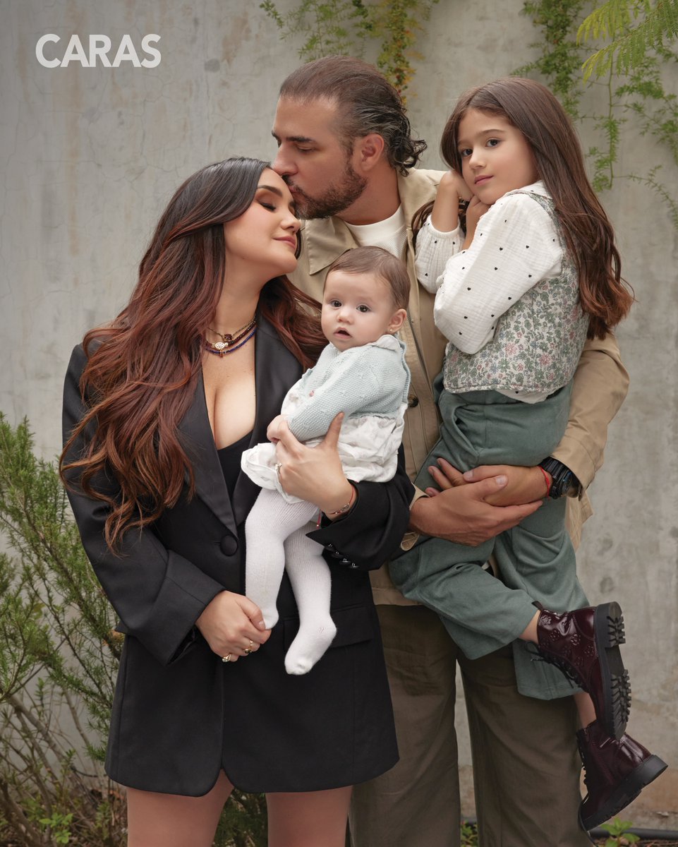 rbdmaniaco's tweet photo. MOMENTO ESPECIAL! Dulce María e sua segunda filha, Ana Fernanda, estampam juntas a capa da nova edição da revista CARAS México! ❤️😍 https://t.co/fP7ksQUHOx