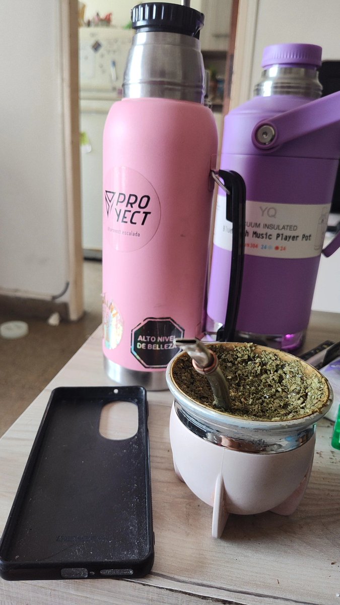 17Ile_gal's tweet photo. Presiento que voy a tirar el mate. Espero presentir mal porque no quiero limpiar la mesa, el piso y todo el quilombo que se hace. https://t.co/YVDtCzvo5s